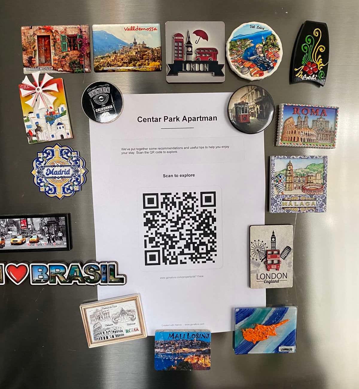 QR kod na frižideru u apartmanu za odmor